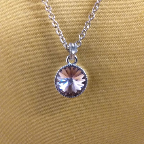 Pendant with fuchsia crystal and metal chain