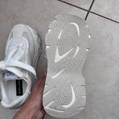 White athletic shoes size 38
