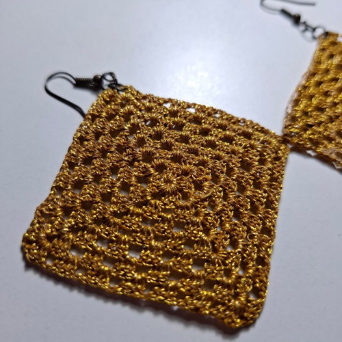 Dangling earrings rhombus with embroidered design like new, gold-colored