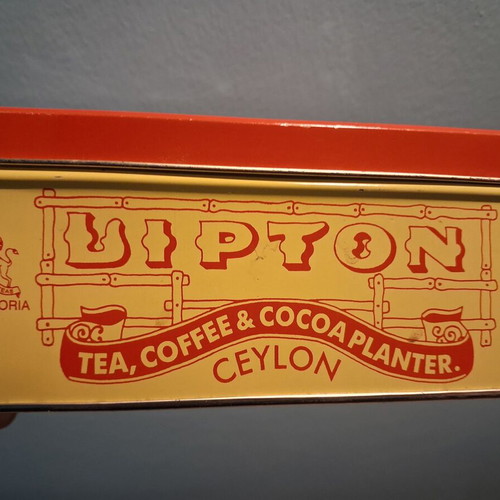 Lipton tea used, two mugs and collectible metal tin