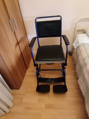 Καρέκλα οικιακής φροντίδας για μπάνιο και τουαλέτα καινούργια, κλείνει για αποθήκευση