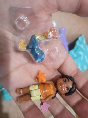 Disney Princess Vaiana figure set like new with shell and sand molds