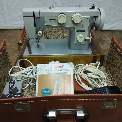 Electric sewing machine like new in case