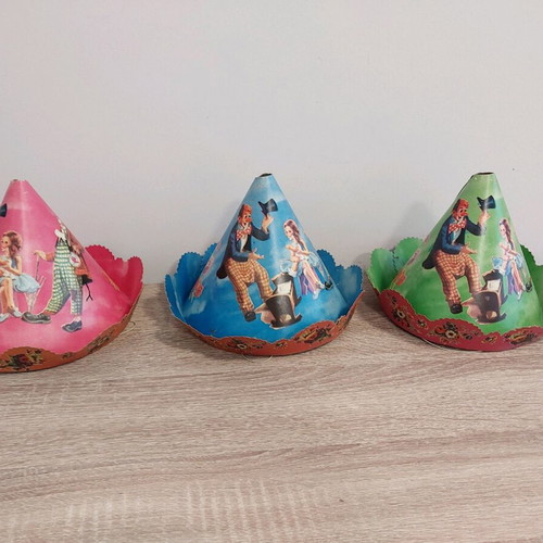 Vintage Pierrot hats 1970 like new, paper