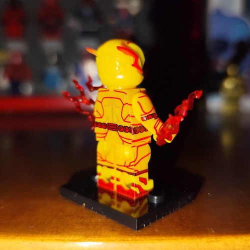 Φιγούρα Reverse Flash σαν καινούργια με βάση και εξαρτήματα