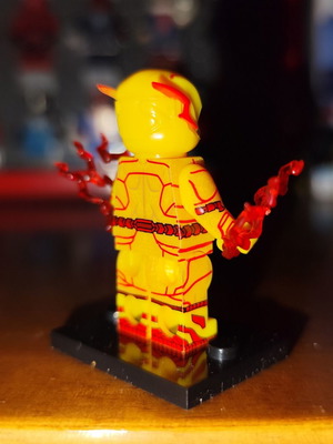Φιγούρα Reverse Flash σαν καινούργια με βάση και εξαρτήματα