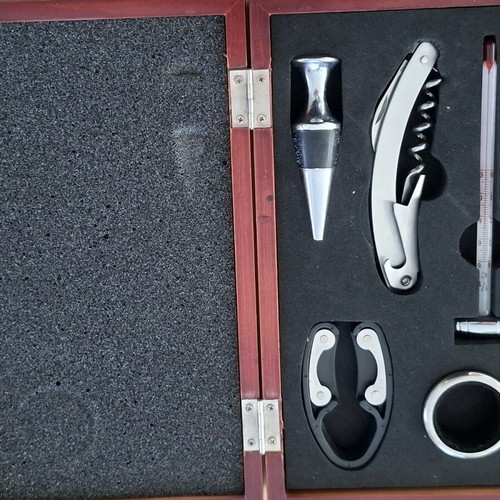 Wine accessory set like new in wooden case