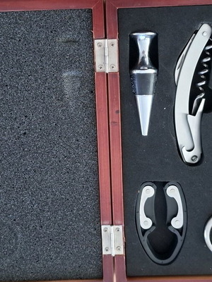 Wine accessory set like new in wooden case