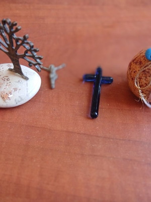 Decorative glass crosses and two figurines used, pack of 4