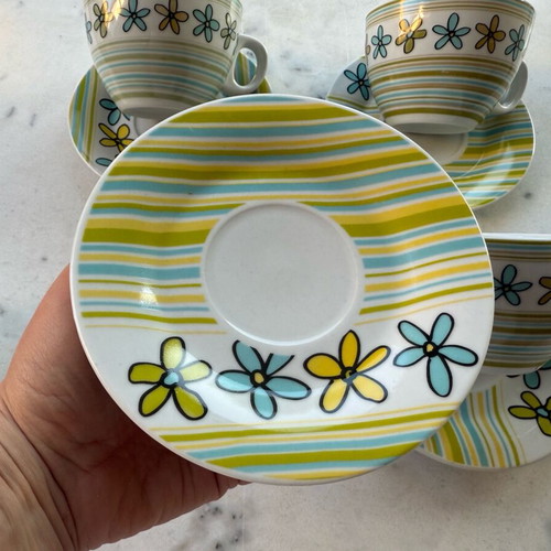 Set of 4 cups with saucers like new, retro design