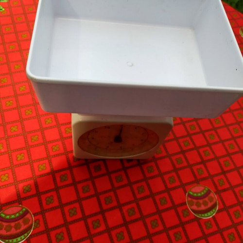 Kitchen scale used, white