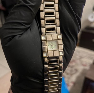 Γυναικείο ρολόι Q&Q Quartz – Ασημί τόνο – Vintage κομψότητα