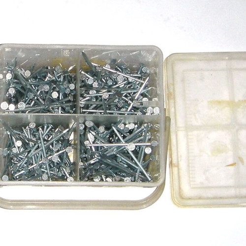 Set of 399 stainless steel nails like new in practical case
