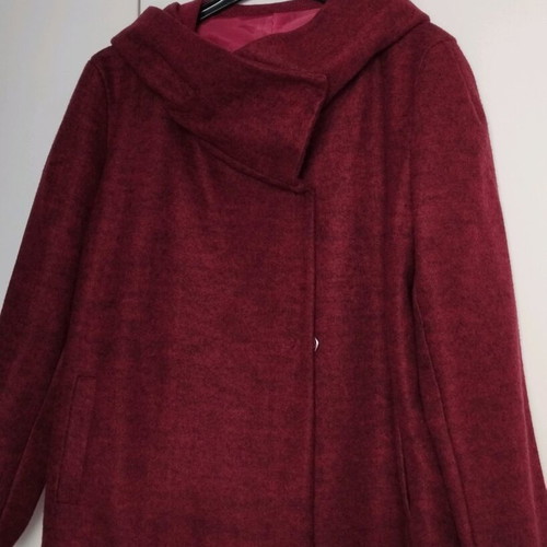 Women's coat like new, burgundy with hood, lined