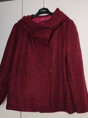 Women's coat like new, burgundy with hood, lined