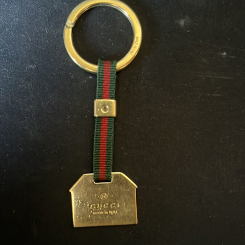 Gucci keychain like new, gold color
