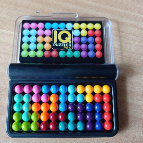Smart Games IQ Puzzler board game like new, complete