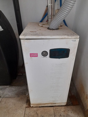 Λέβητας πετρελαίου με βυτίο και 6 σώματα πάνελ Carrier σαν καινούργιο