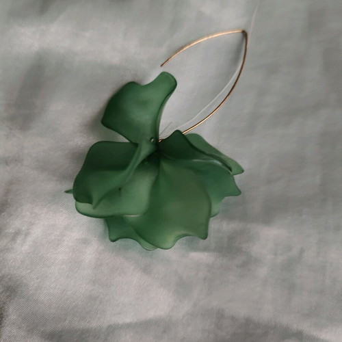 Dangling earrings green like new