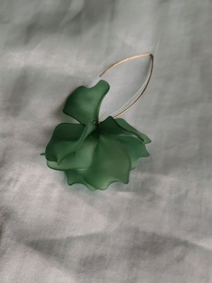 Dangling earrings green like new
