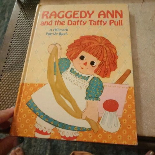 Raggedy Ann Hallmark book like new, interactive, English