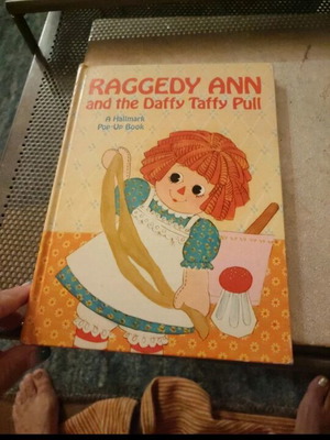 Raggedy Ann Hallmark book like new, interactive, English