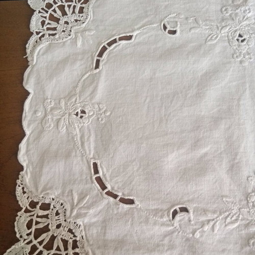 White doilies like new, set of 3 with lace trim