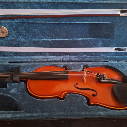 Virtu Amabile Violin 4/4 with case, bow, rosin, bridge and Suzuki Violin School