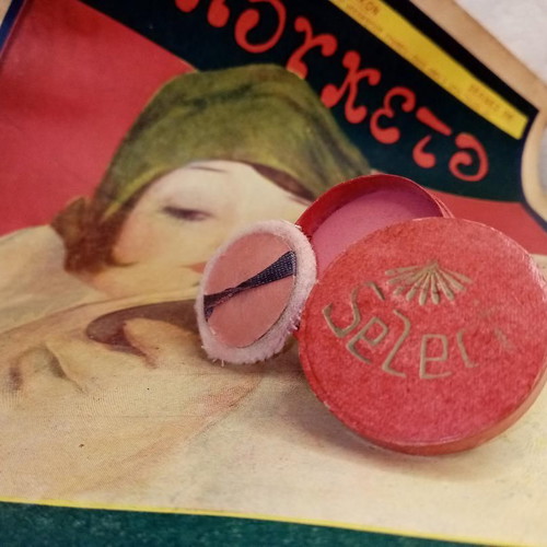 Vintage Select powder box used with puff and powder