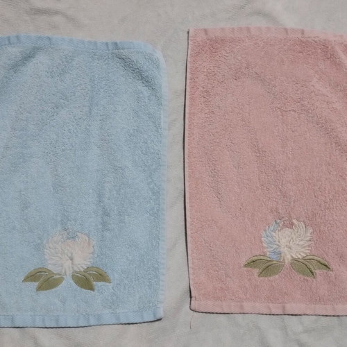 Towel set of 2 like new, 44x29 cm