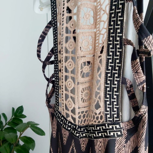 Access maxi dress like new, fitted with embroidery, black and beige