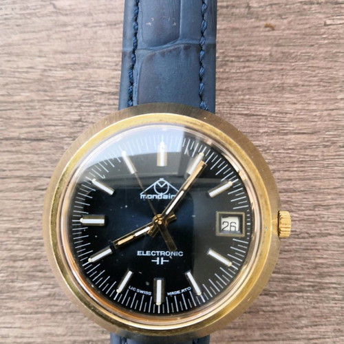 Electronic watch used from the 70s with blue dial 40mm and crown