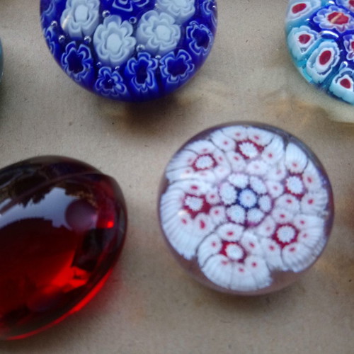 Paperweight collection 100, old antiques and newer Murano, Saint Louis, Baccarat