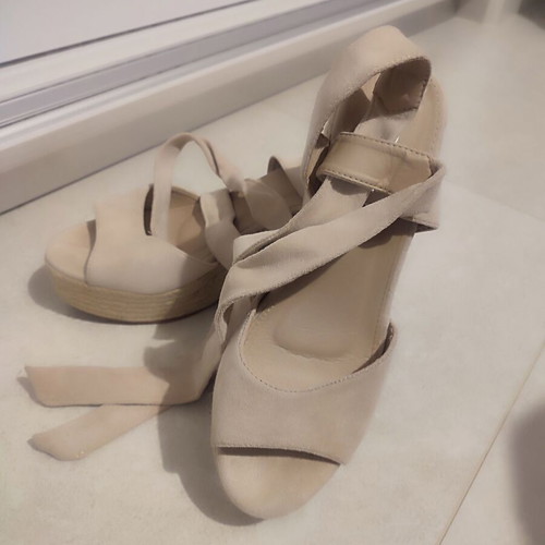 Platform sandals size 40 beige like new