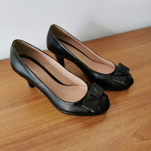 Stefania black pumps like new, size 36