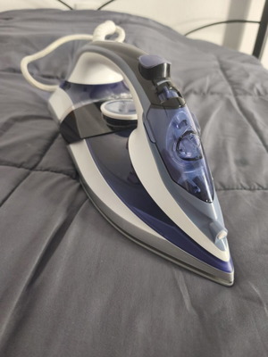 Izzy Magnum Ceramic Steam Iron 3000W like new