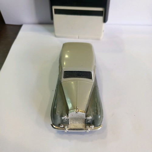 Dinky Toys 150 Rolls Royce Silver Wraith miniature like new, collectible 1960