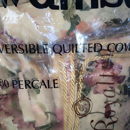 Reversible quilt coverlet with sheets and pillows new, capitone