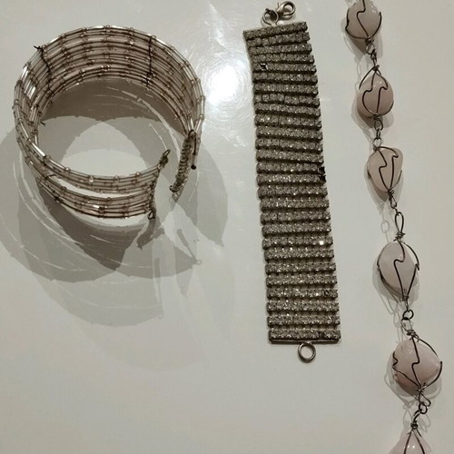 Hand jewelry like new, pack of three pieces pink