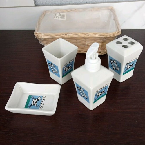 Bathroom set like new with cleaning products and accessories