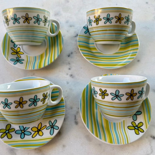 Set of 4 cups with saucers like new, retro design