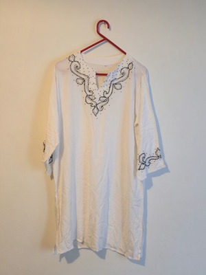 White women's tunic with embroidery and beads boho size L like new