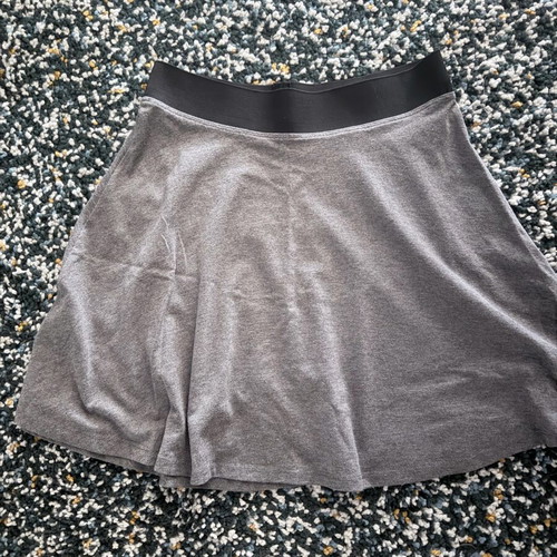 Stradivarius gray skirt like new, size M