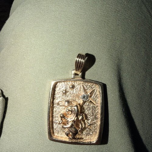 Gold 14k Leo pendant with diamond