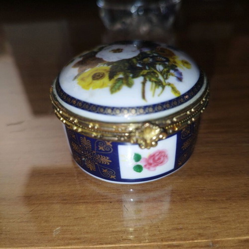 Porcelain small jewelry box used with brass frame