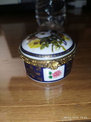 Porcelain small jewelry box used with brass frame