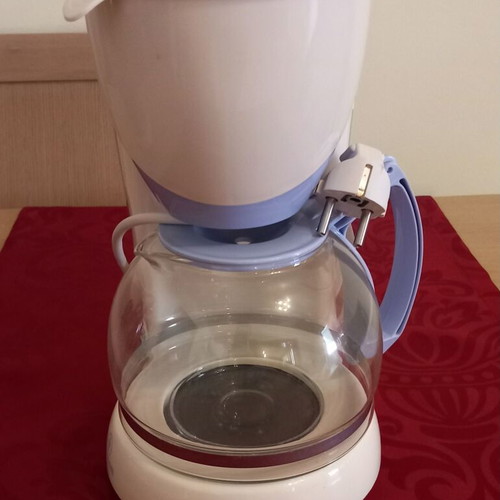 Human filter coffee maker used with glass carafe and water level indicator