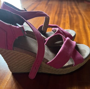 Γυναικεία παπούτσια πλατφόρμες toms
