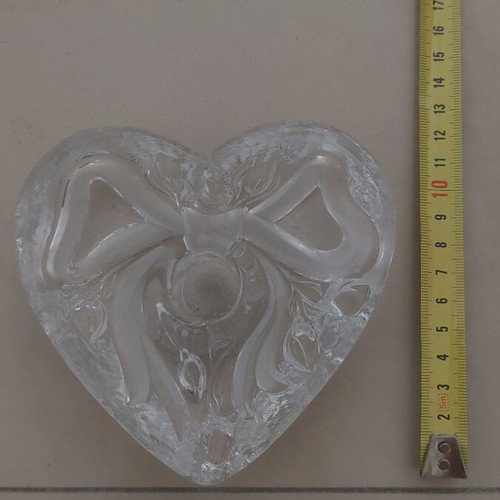 Glass heart-shaped candlestick with embossed bow, like new