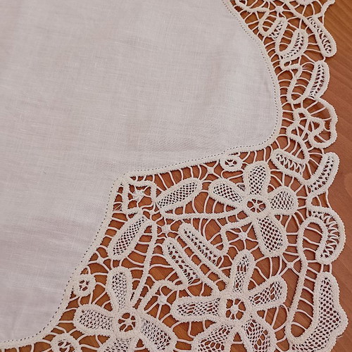 Handmade lace tablecloth ecru, like new, 90x90 cm